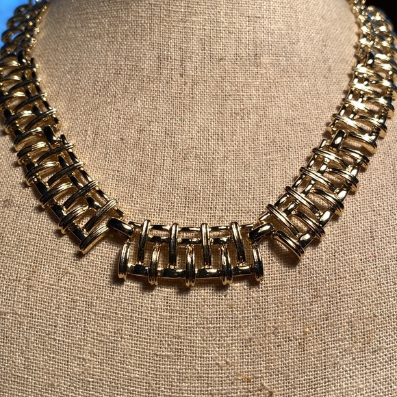 Vintage with Hanging Tag Sign Coro Gold-Tone Necklace. - Picture 3 of 8
